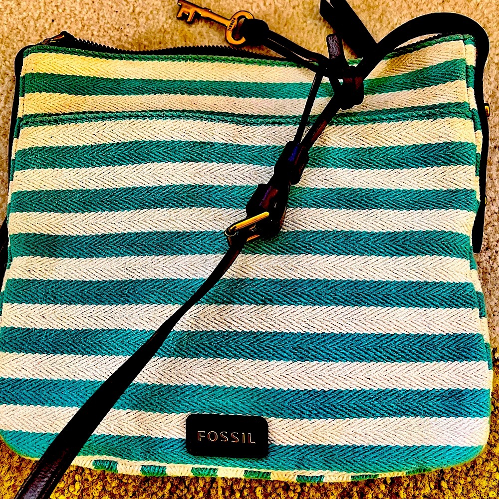 FoSSIL teal crossbody bag   “ fan fav Rebirth of highly demand bag. Only one bag